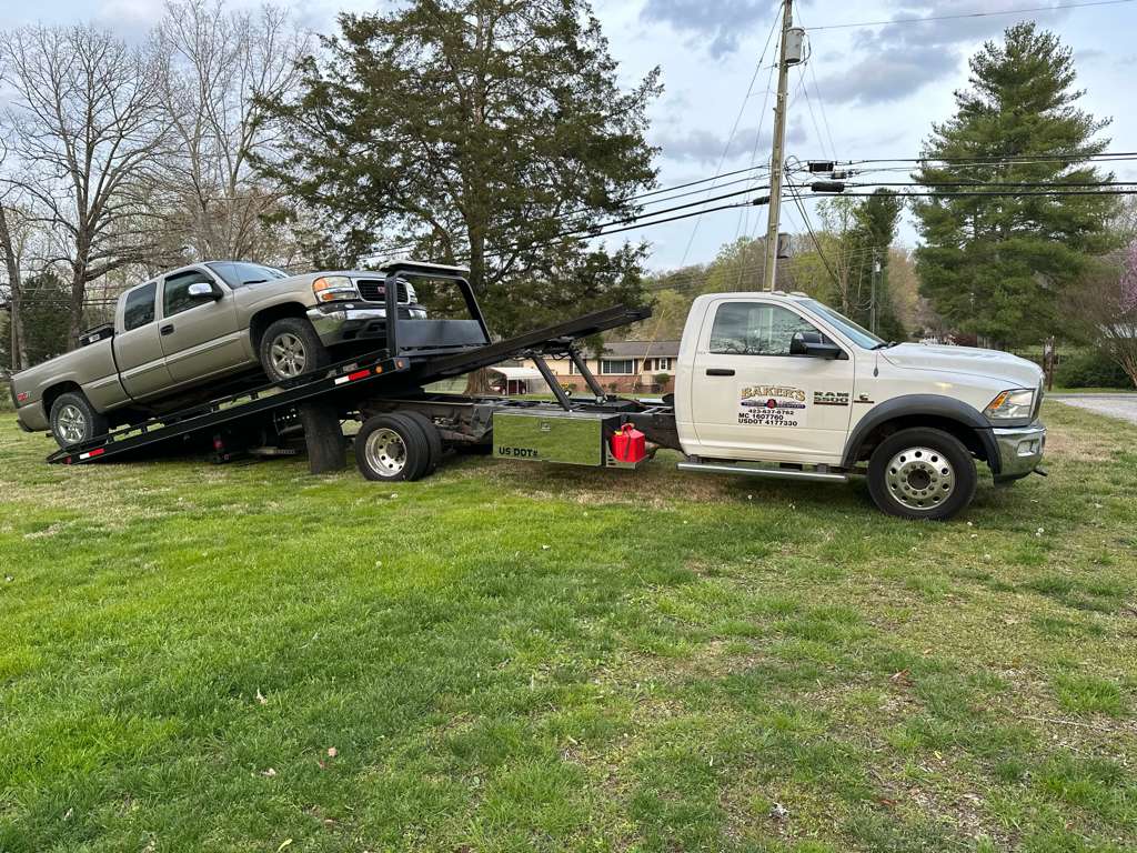 Wrecker service vehicle on I-75 providing emergency roadside assistance